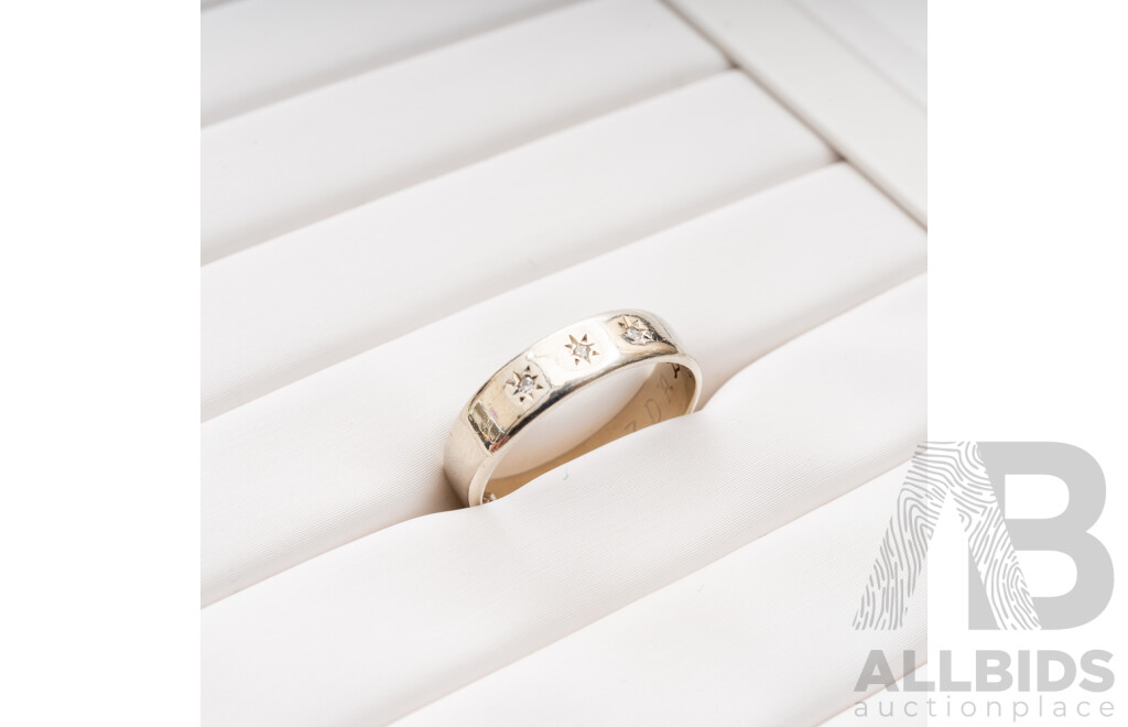 9ct White Gold Wide Diamond Wedder - Size O