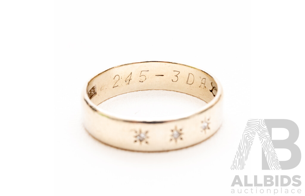 9ct White Gold Wide Diamond Wedder - Size O