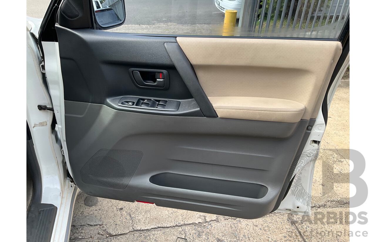 8/2000 Mitsubishi Pajero Exceed GLS LWB (4x4) NL 4d Wagon White 3.5L