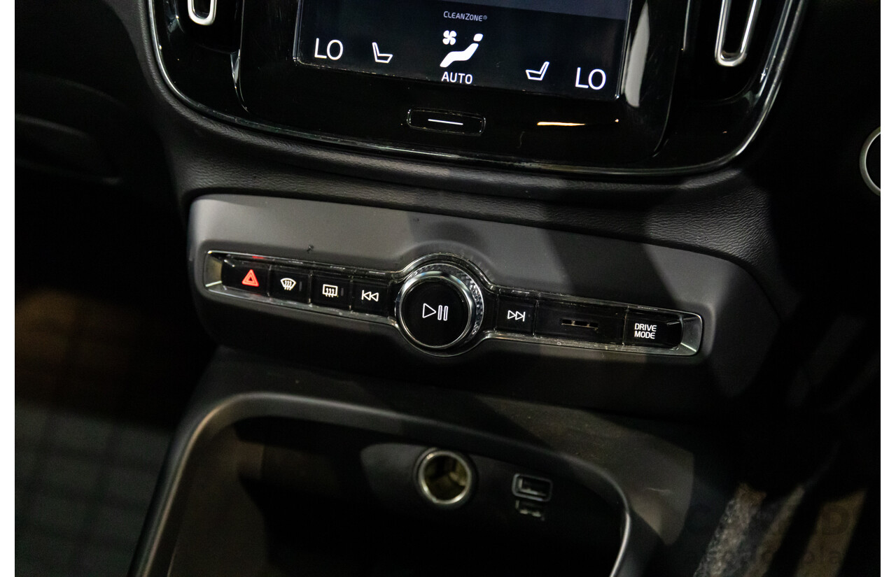 07/2018 Volvo XC40 T5 Momemtum (AWD) 536 MY18 4d Wagon Bright Silver Metallic Turbo 2.0L