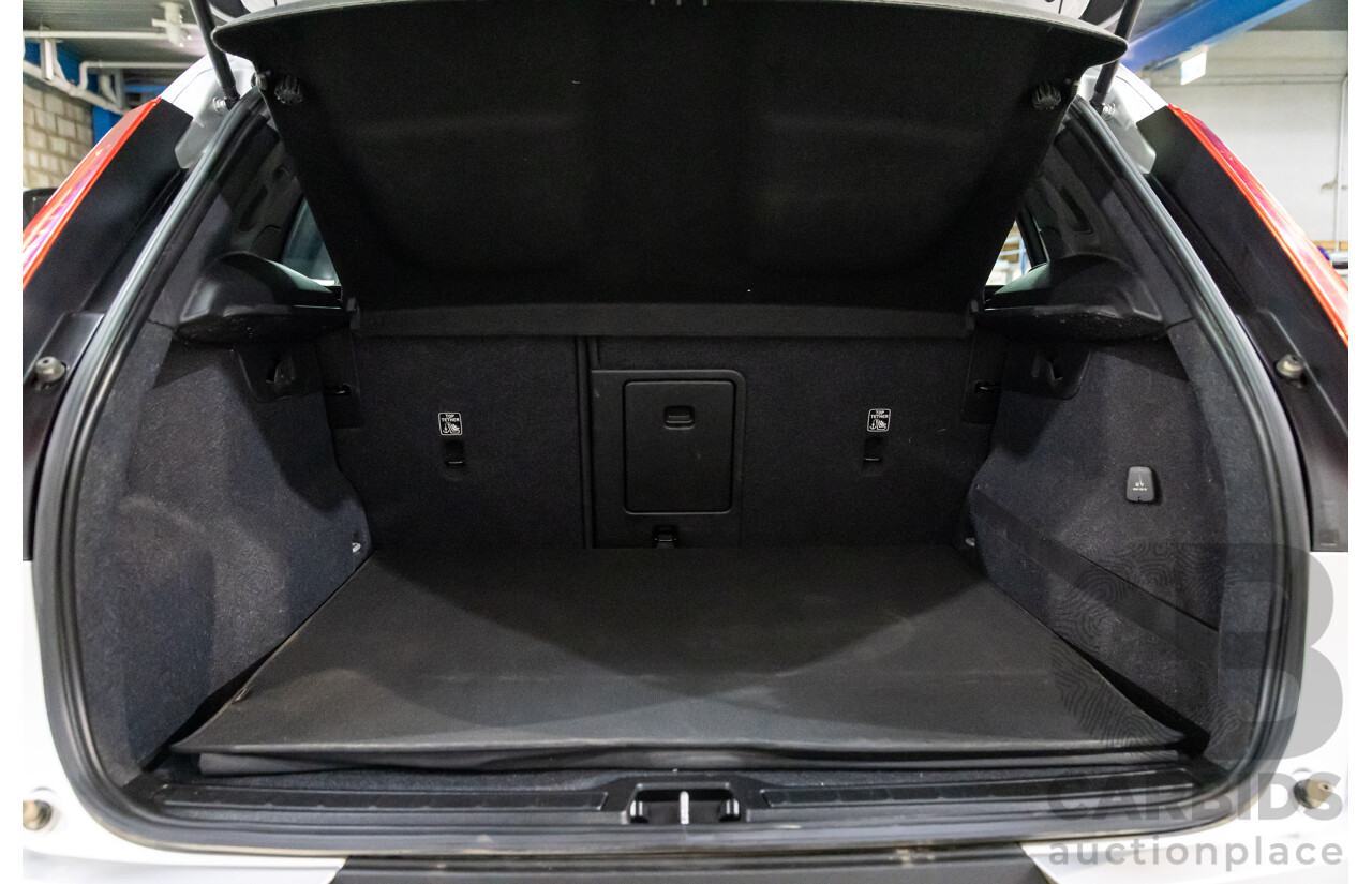 07/2018 Volvo XC40 T5 Momemtum (AWD) 536 MY18 4d Wagon Bright Silver Metallic Turbo 2.0L