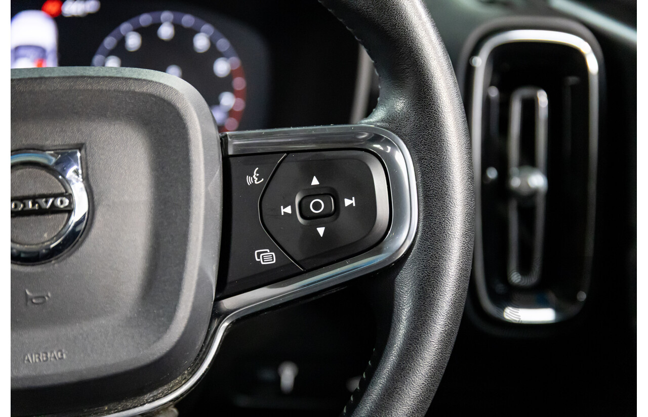 07/2018 Volvo XC40 T5 Momemtum (AWD) 536 MY18 4d Wagon Bright Silver Metallic Turbo 2.0L