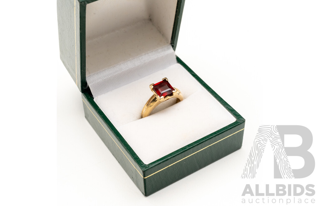 9ct Yellow Gold Solitaire Ring with Princess Cut Garnet - Size K