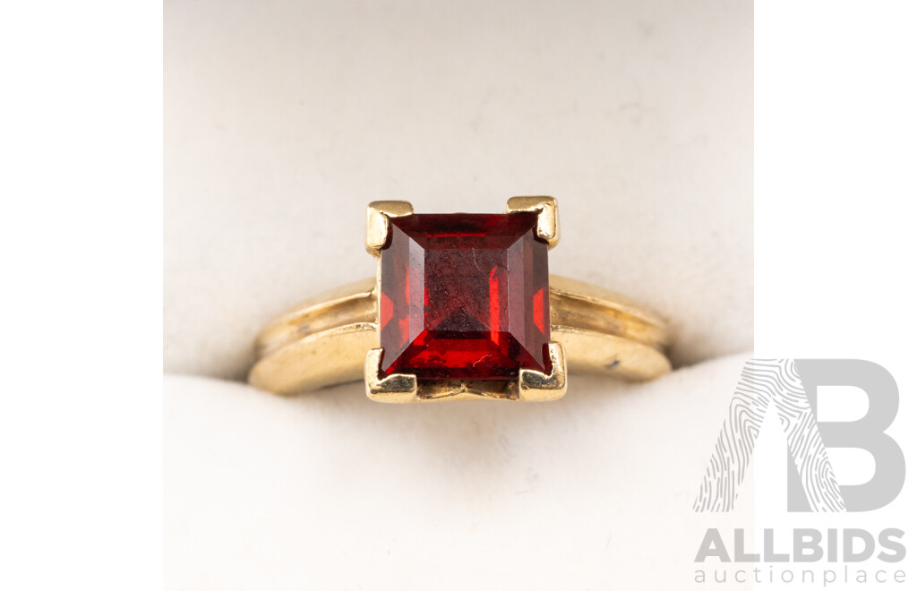 9ct Yellow Gold Solitaire Ring with Princess Cut Garnet - Size K