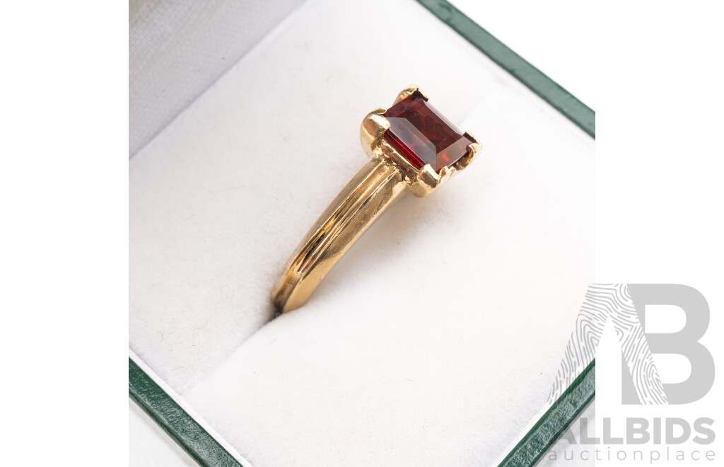 9ct Yellow Gold Solitaire Ring with Princess Cut Garnet - Size K