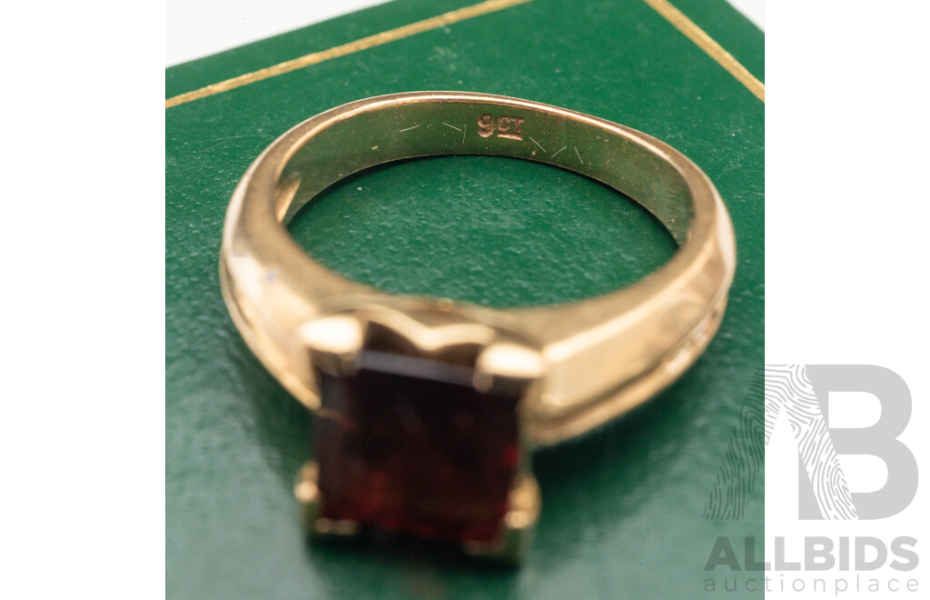 9ct Yellow Gold Solitaire Ring with Princess Cut Garnet - Size K