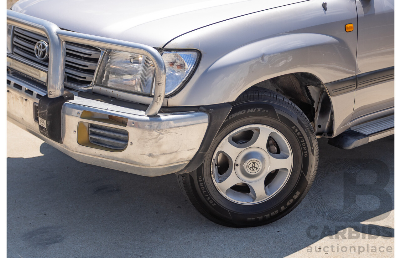 10/2002 Toyota Landcruiser GXL (4x4) FZJ105R 4D Warm Silver Metallic V8 4.7L - 8 Seater