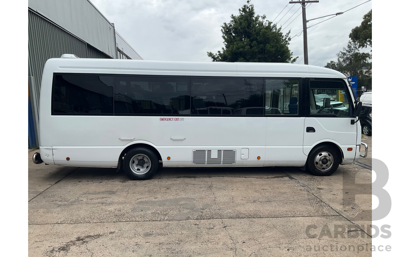 10/2015 Mitsubishi Rosa BE600 18 Seater 3d White Turbo Diesel 4.9L - Custom Wheelchair Lift