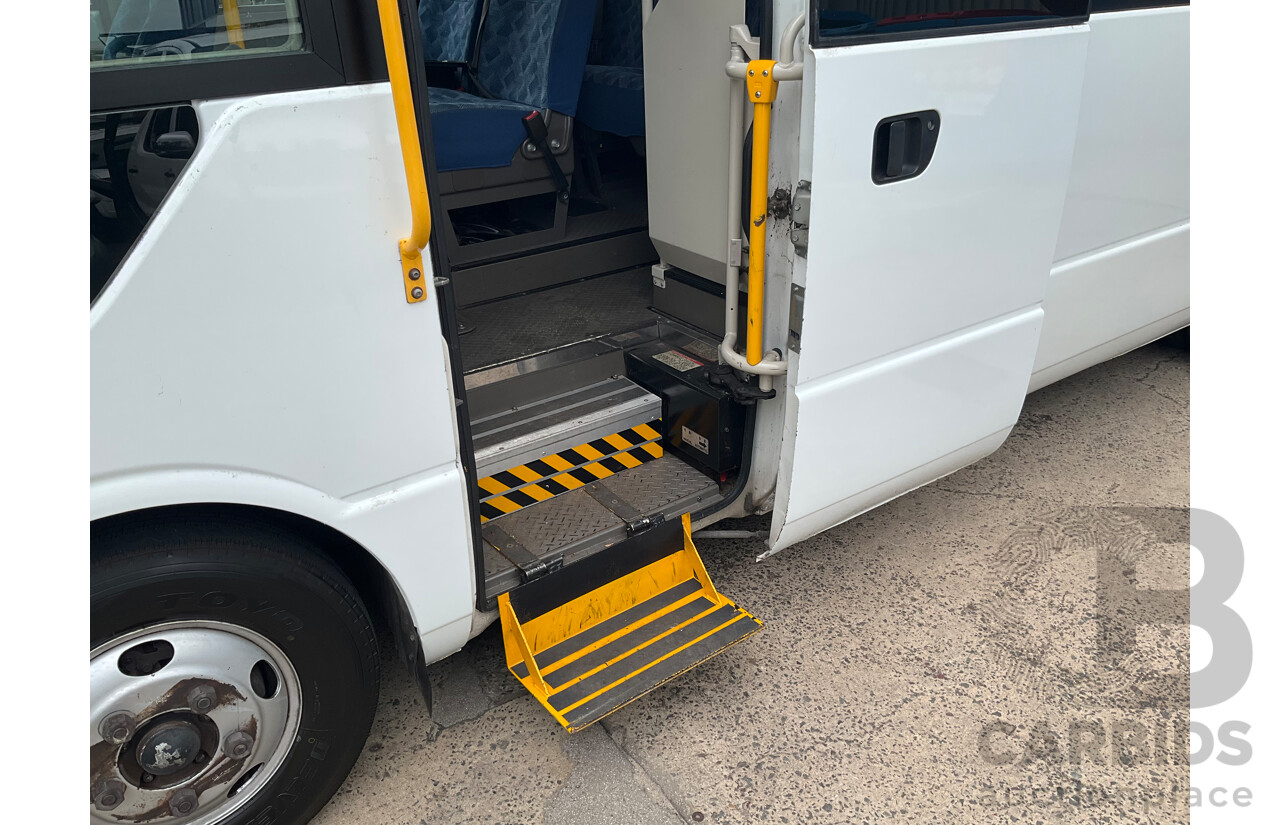 10/2015 Mitsubishi Rosa BE600 18 Seater 3d White Turbo Diesel 4.9L - Custom Wheelchair Lift