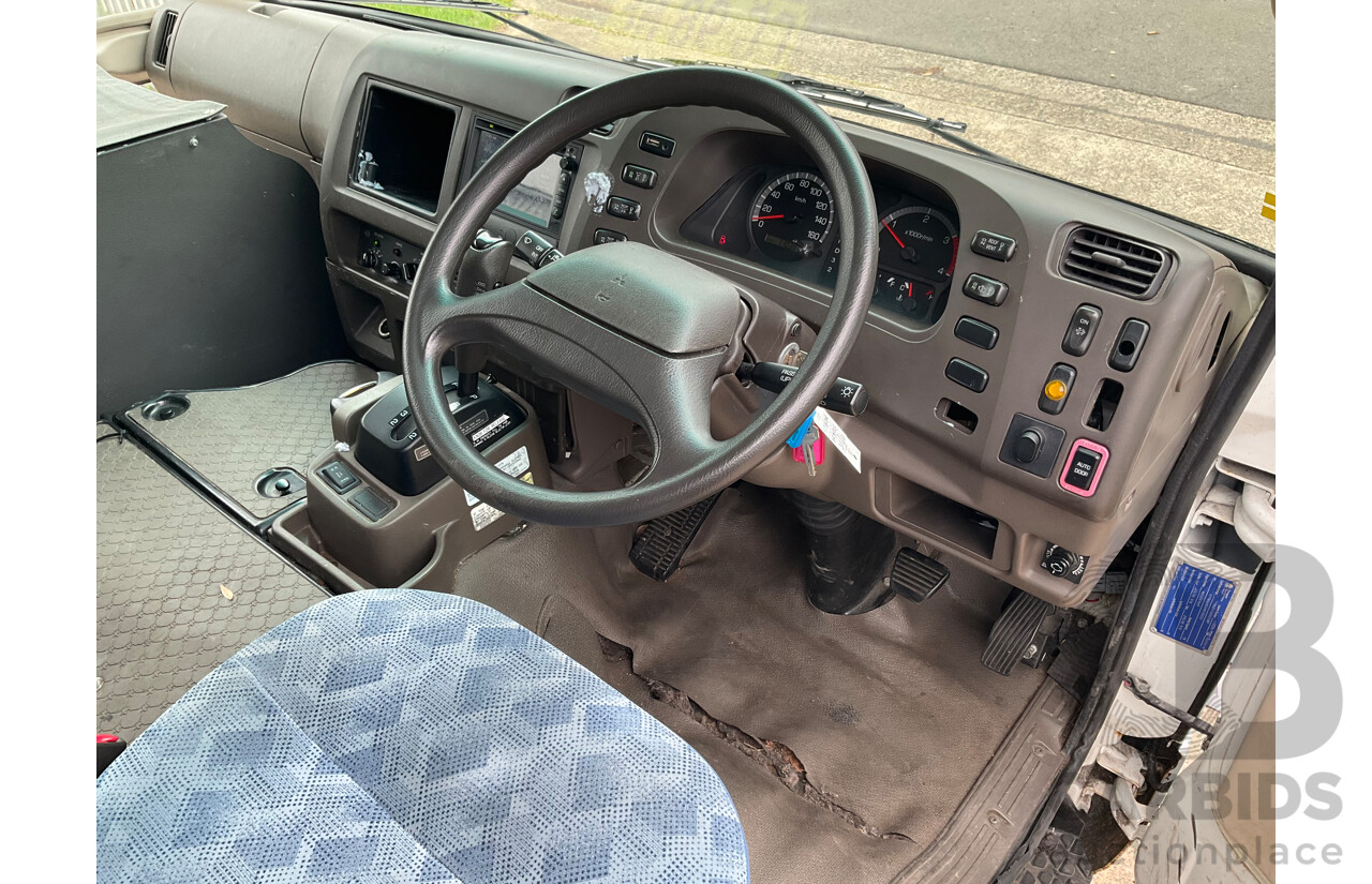 10/2015 Mitsubishi Rosa BE600 18 Seater 3d White Turbo Diesel 4.9L - Custom Wheelchair Lift