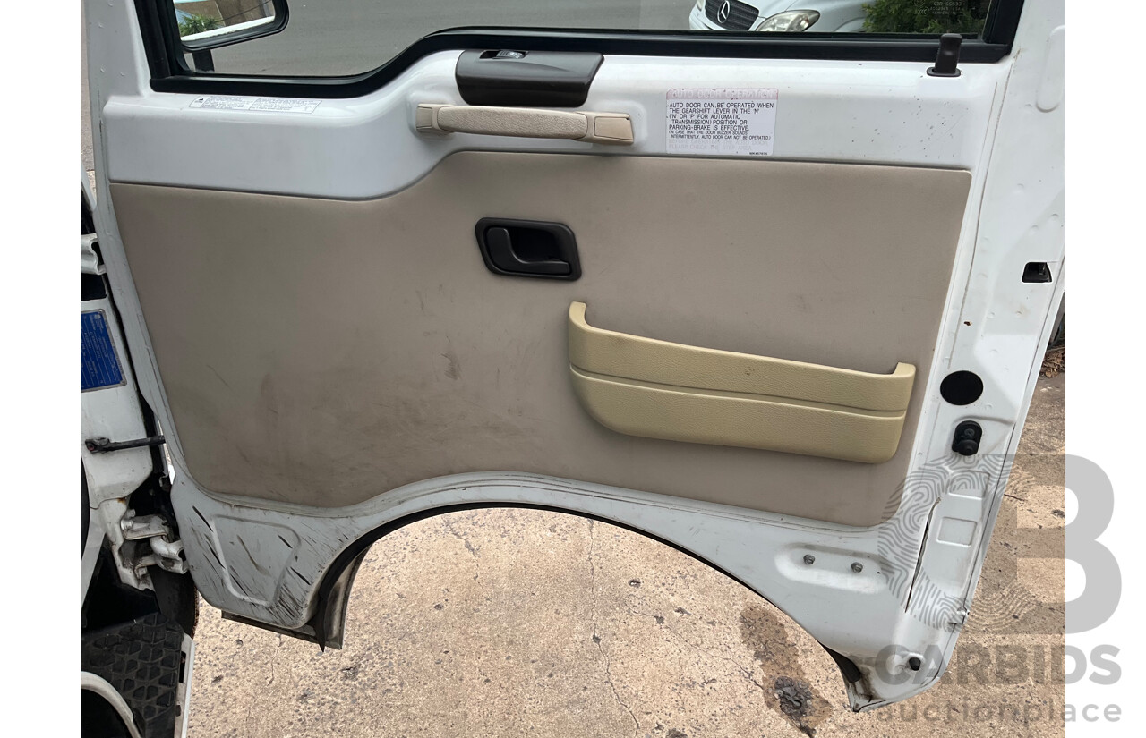 10/2015 Mitsubishi Rosa BE600 18 Seater 3d White Turbo Diesel 4.9L - Custom Wheelchair Lift