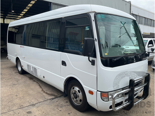 10/2015 Mitsubishi Rosa BE600 18 Seater 3d White Turbo Diesel 4.9L - Custom Wheelchair Lift