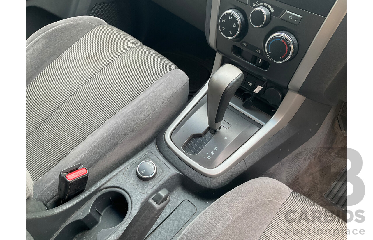 12/2012 Holden Colorado 7 LT (4x4) RG 4d Wagon Summit White Turbo Diesel 2.8L - 7 Seater