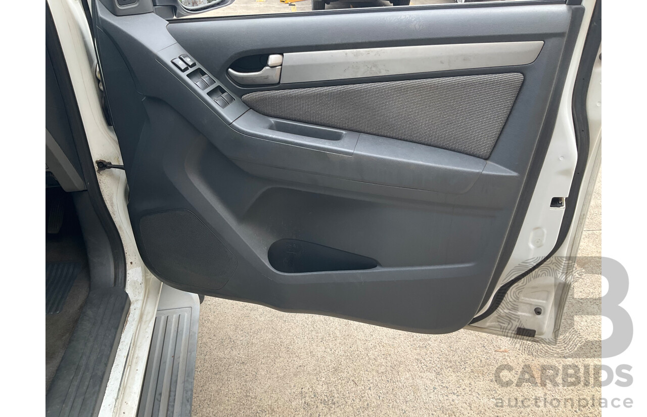 12/2012 Holden Colorado 7 LT (4x4) RG 4d Wagon Summit White Turbo Diesel 2.8L - 7 Seater