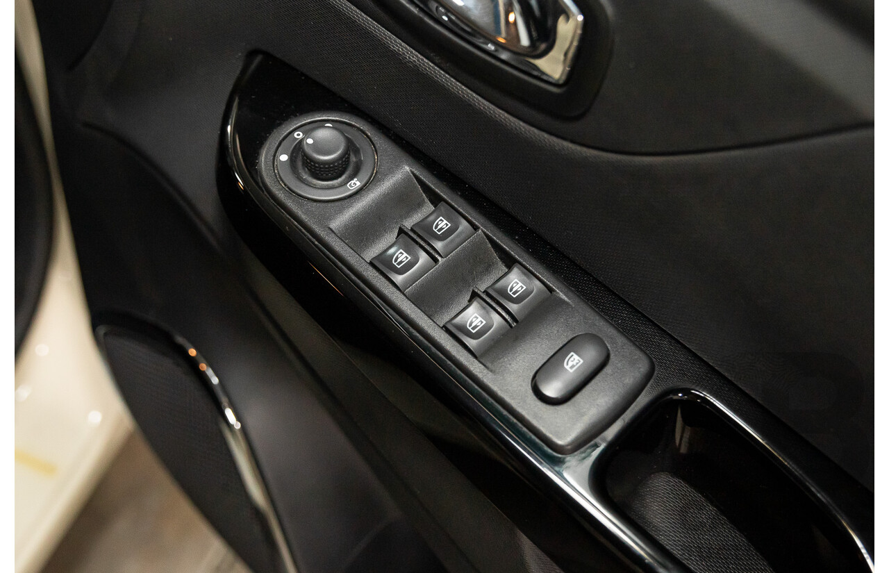 1/2015 Renault Captur Dynamique (FWD) J87 4d Wagon Ivory White / Black Roof Turbo 1.2L