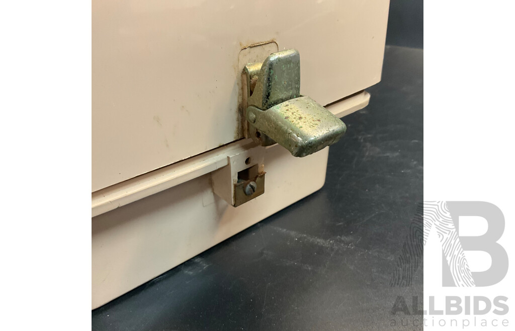 Vintage SINGER Sewing Machines - Deluxe Stylist 518 & Model 237 - Lot of 2