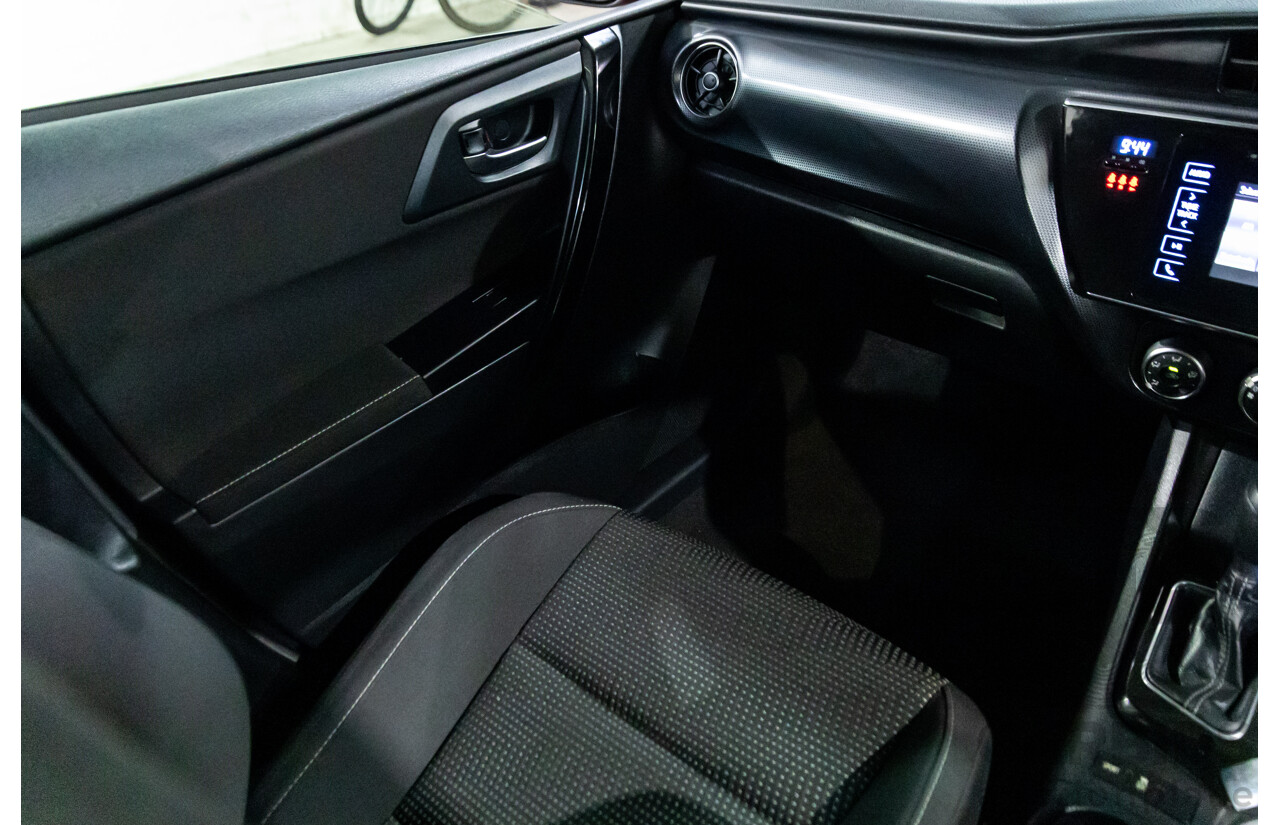 07/2015 Toyota Corolla Ascent (FWD) ZRE182R MY15 5d Hatchback Barcelona Red Metallic 1.8L