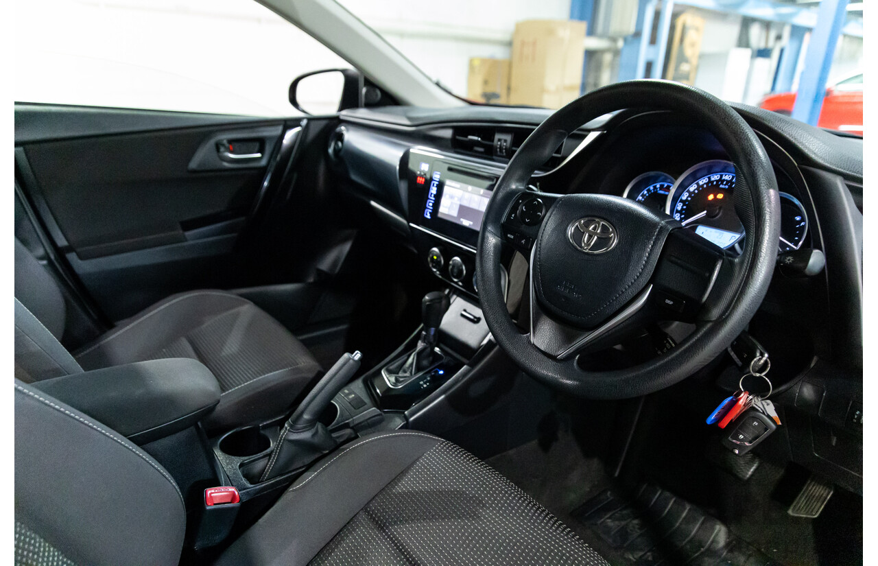 07/2015 Toyota Corolla Ascent (FWD) ZRE182R MY15 5d Hatchback Barcelona Red Metallic 1.8L