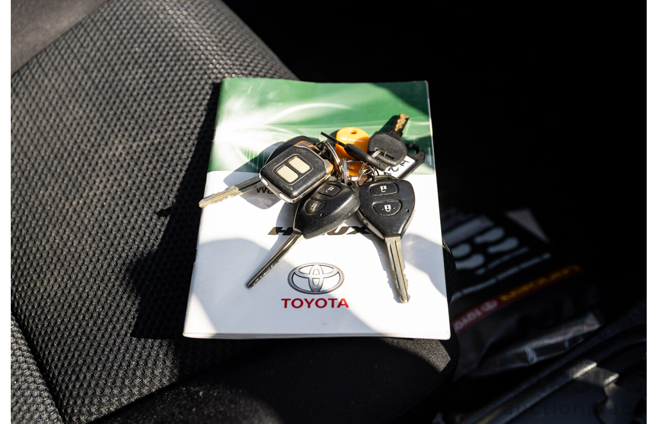 7/2014 Toyota Hilux SR5 (4x4) KUN26R MY14 Dual Cab P/Up Cool White Turbo Diesel 3.0L