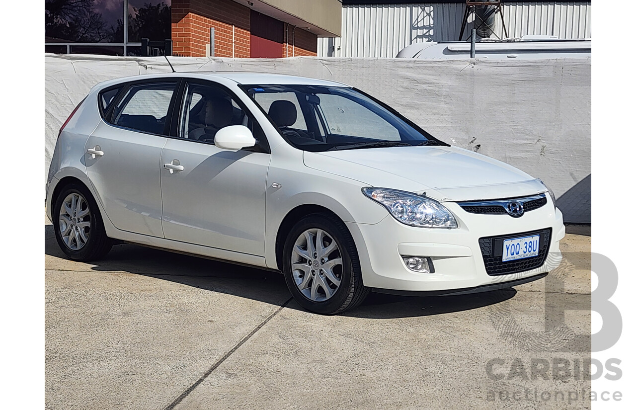 8/2010 Hyundai i30 SLX 1.6 CRDi FD MY10 5d Hatchback White 1.6L