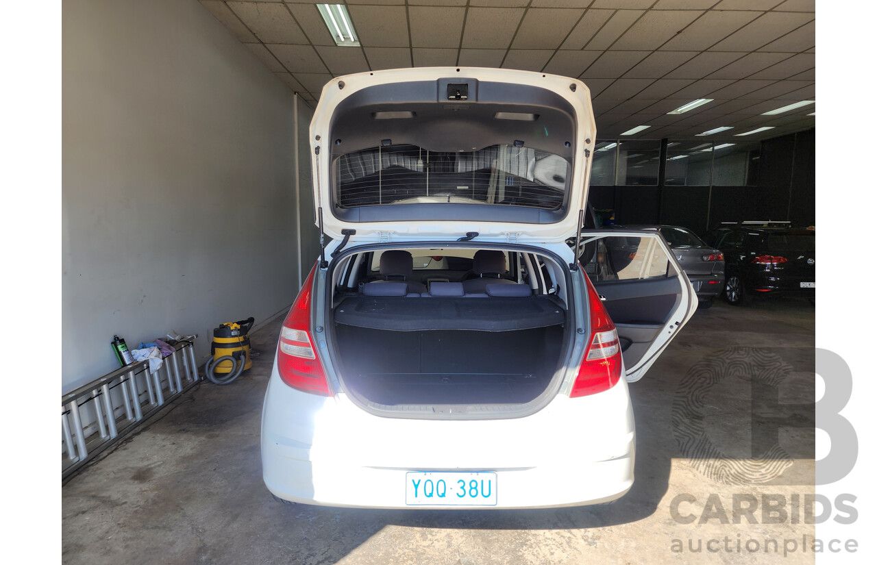 8/2010 Hyundai i30 SLX 1.6 CRDi FD MY10 5d Hatchback White 1.6L