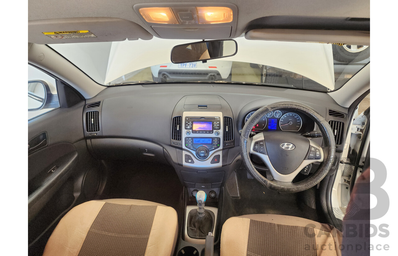 8/2010 Hyundai i30 SLX 1.6 CRDi FD MY10 5d Hatchback White 1.6L