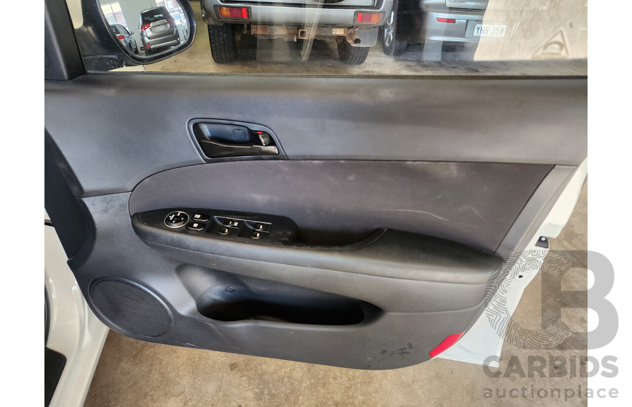 8/2010 Hyundai i30 SLX 1.6 CRDi FD MY10 5d Hatchback White 1.6L