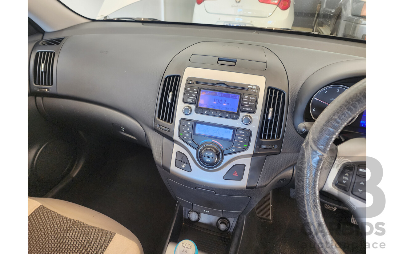 8/2010 Hyundai i30 SLX 1.6 CRDi FD MY10 5d Hatchback White 1.6L