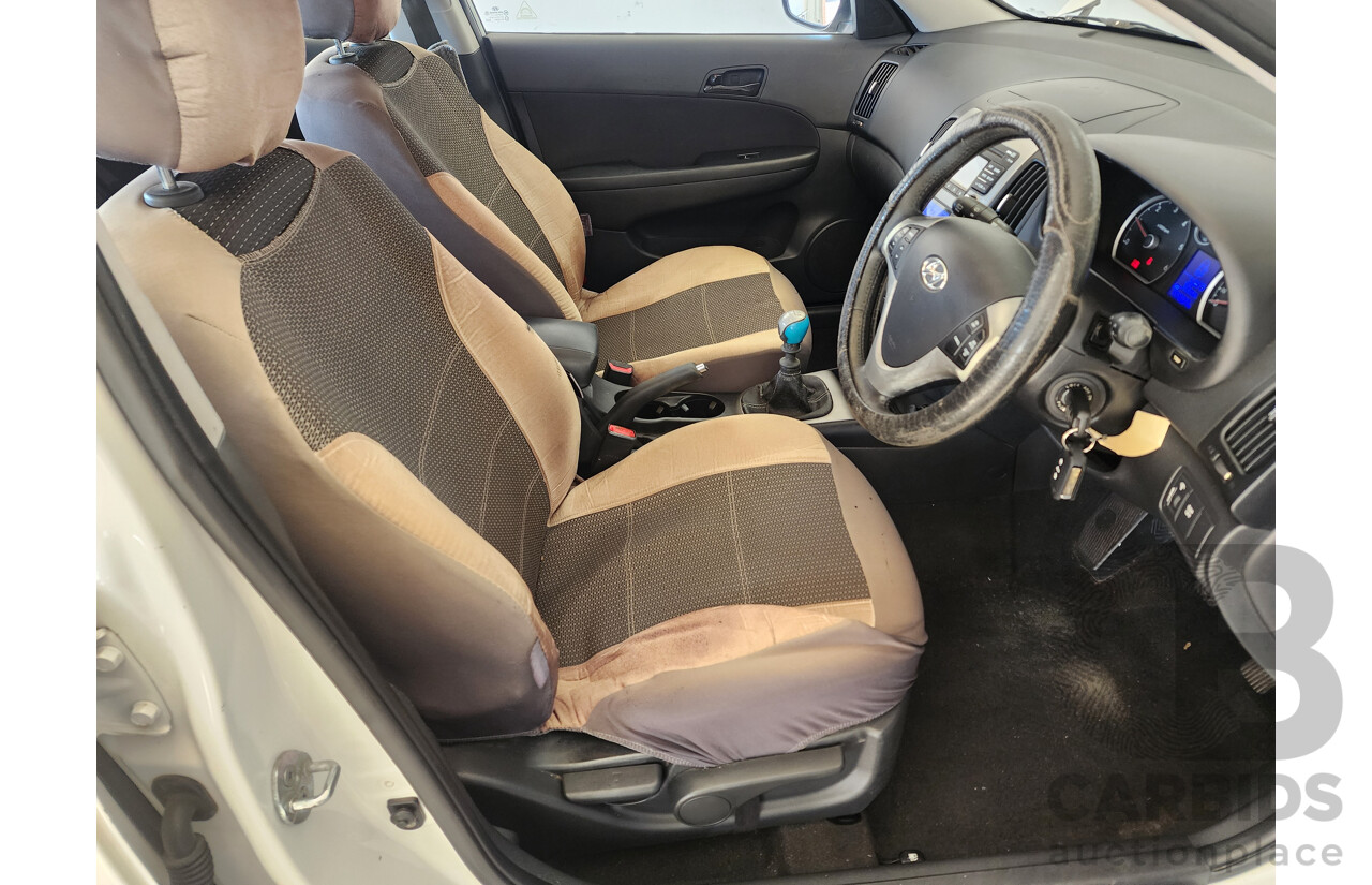 8/2010 Hyundai i30 SLX 1.6 CRDi FD MY10 5d Hatchback White 1.6L