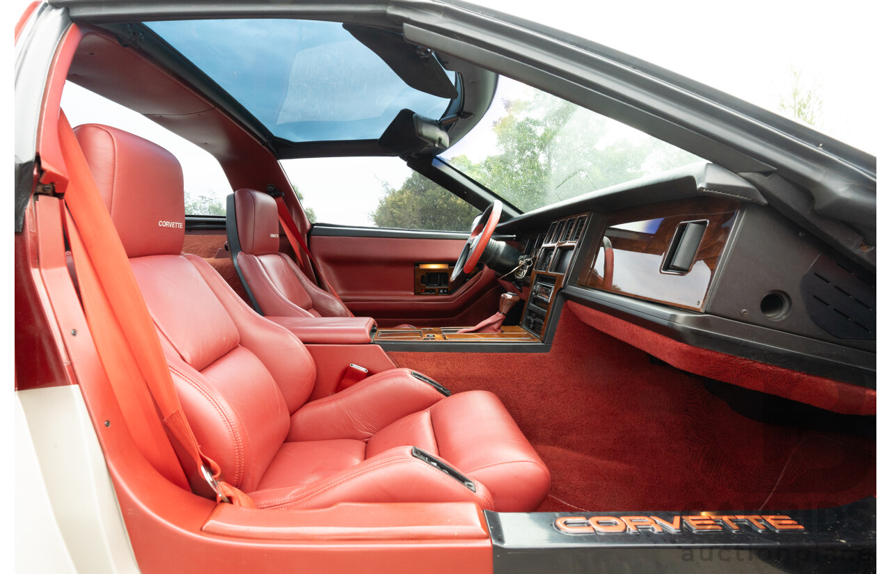 01/1985 Chevrolet Corvette C4 2d Coupe Two Tone Red / Beige V8 5.7L