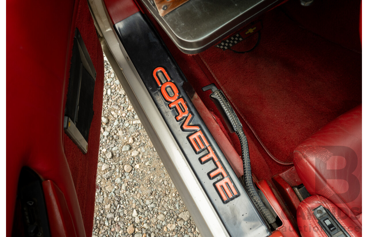 01/1985 Chevrolet Corvette C4 2d Coupe Two Tone Red / Beige V8 5.7L