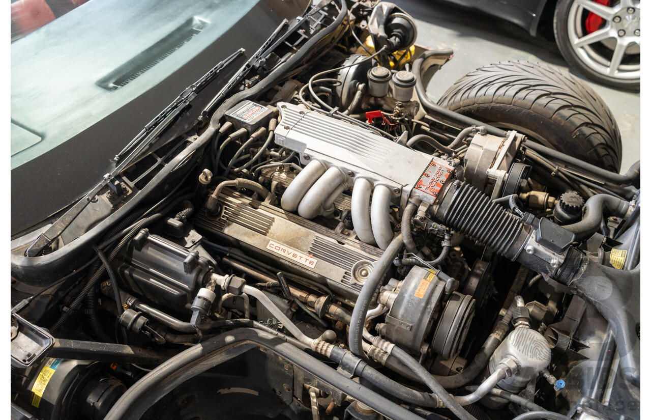 01/1985 Chevrolet Corvette C4 2d Coupe Two Tone Red / Beige V8 5.7L