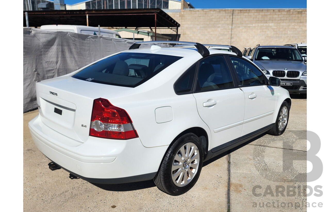 8/2006 Volvo S40 2.4 S MY06 4d Sedan White 2.4L