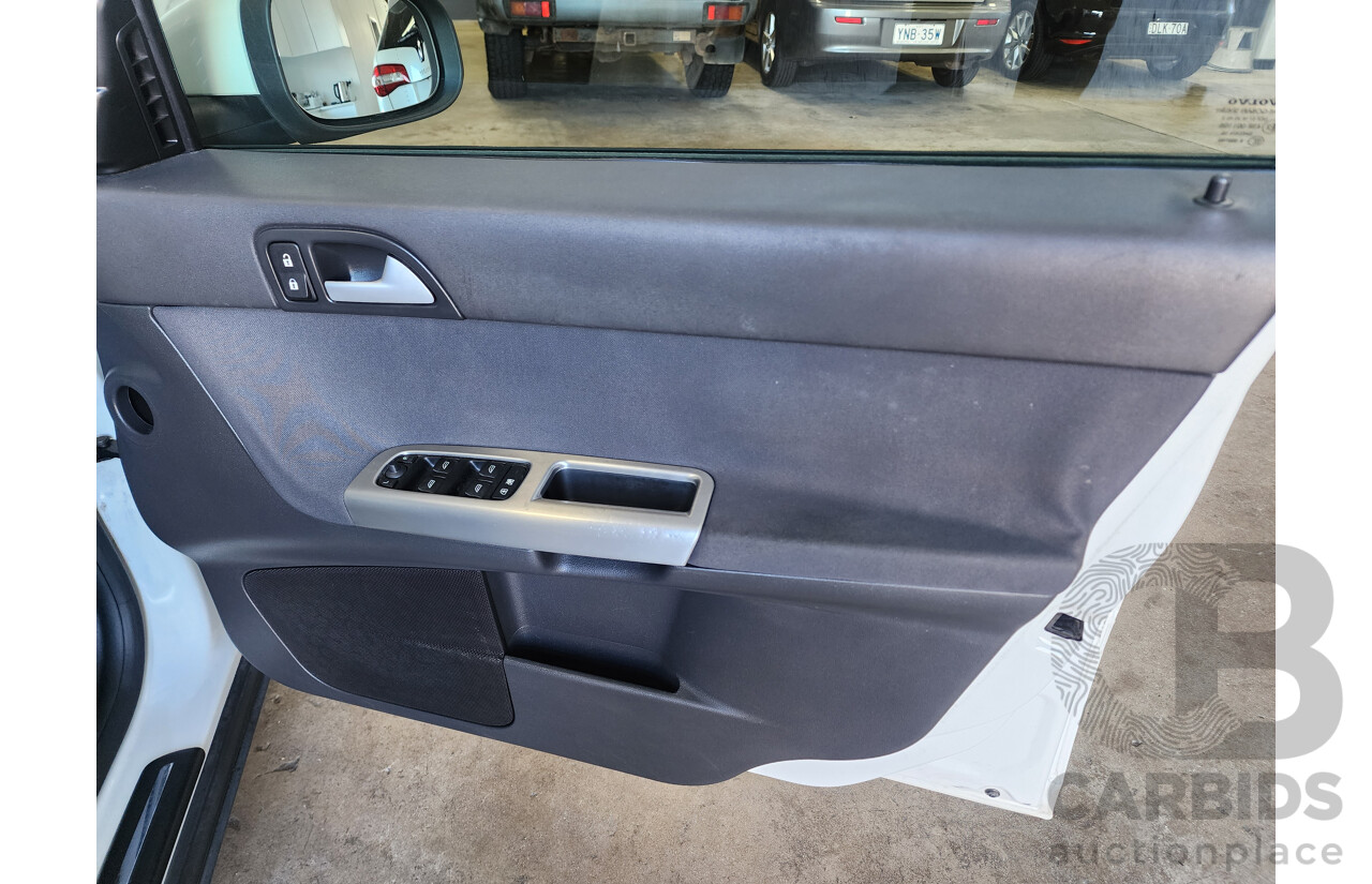 8/2006 Volvo S40 2.4 S MY06 4d Sedan White 2.4L