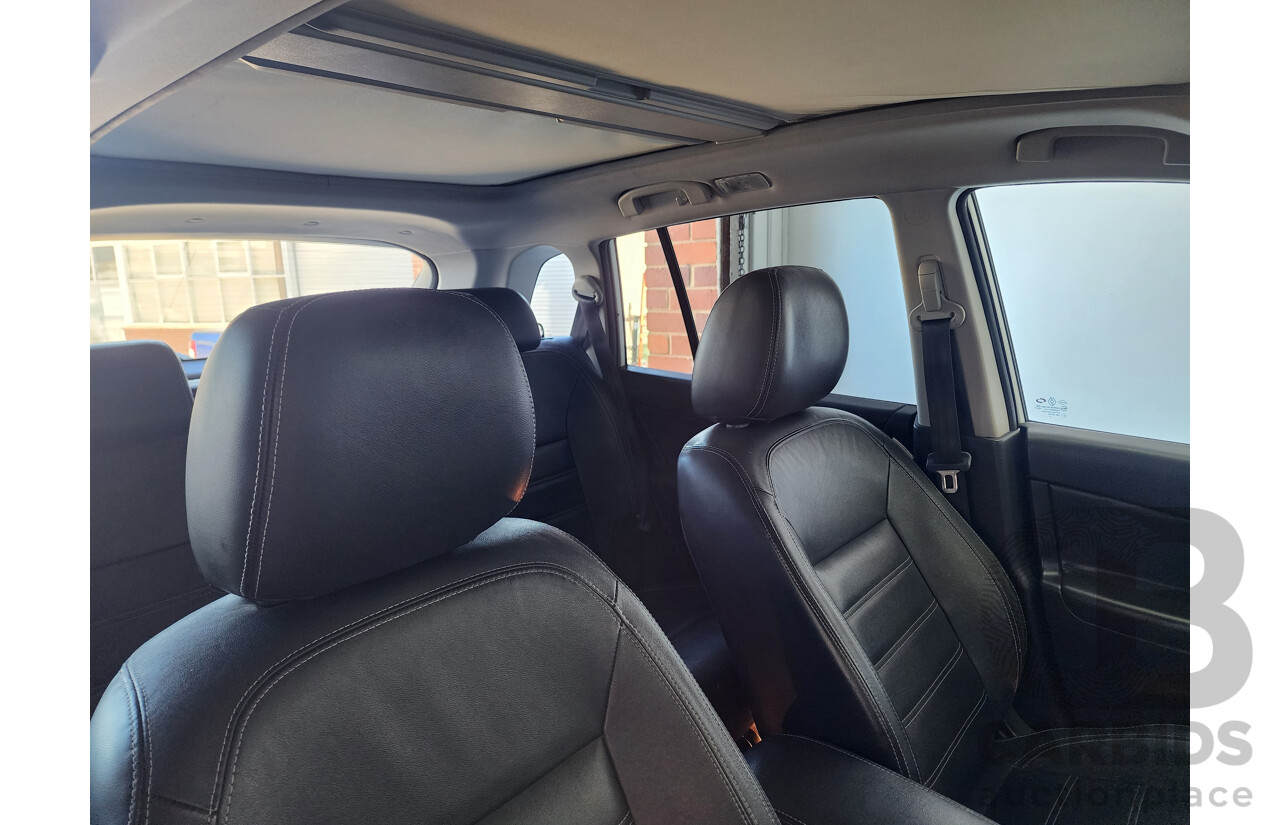 11/2013 Renault Koleos Privilege (4x4) H45 PHASE III 4d Wagon White 2.0L