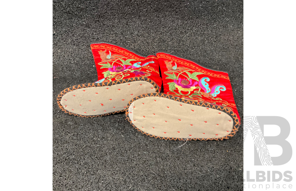 Vintage Style-inspired Decorative Items - Ceramics, Wooden Boxes and Traditional Accessories