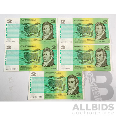 Five Australian 1985 Two Dollar Banknotes, Johnston/Fraser with Security Thread Variations