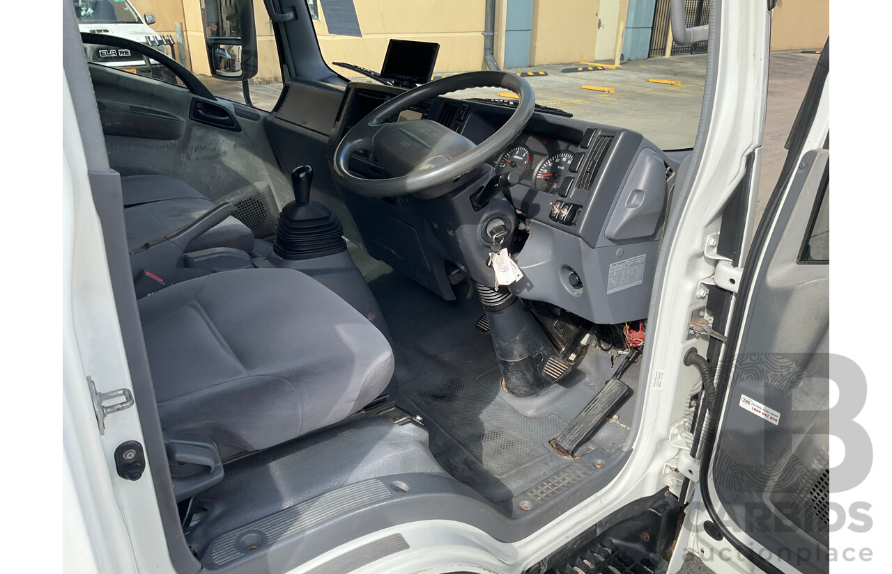 04/2010 Isuzu NPR 300 Medium (4x2) NH Tipper White Turbo Diesel 5.2L - Custom Hiab Crane/Tipper