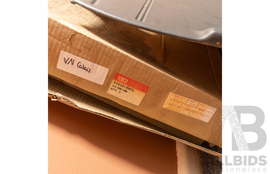NOS Genuine Holden VN / VP Berlina / Calais (Power Window Suitable) Right Hand Front Door Trim