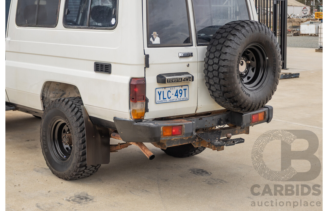 7/1992 Toyota Landcruiser Troopcarrier (4x4)  FJ75RV 2d Wagon White 4.0L