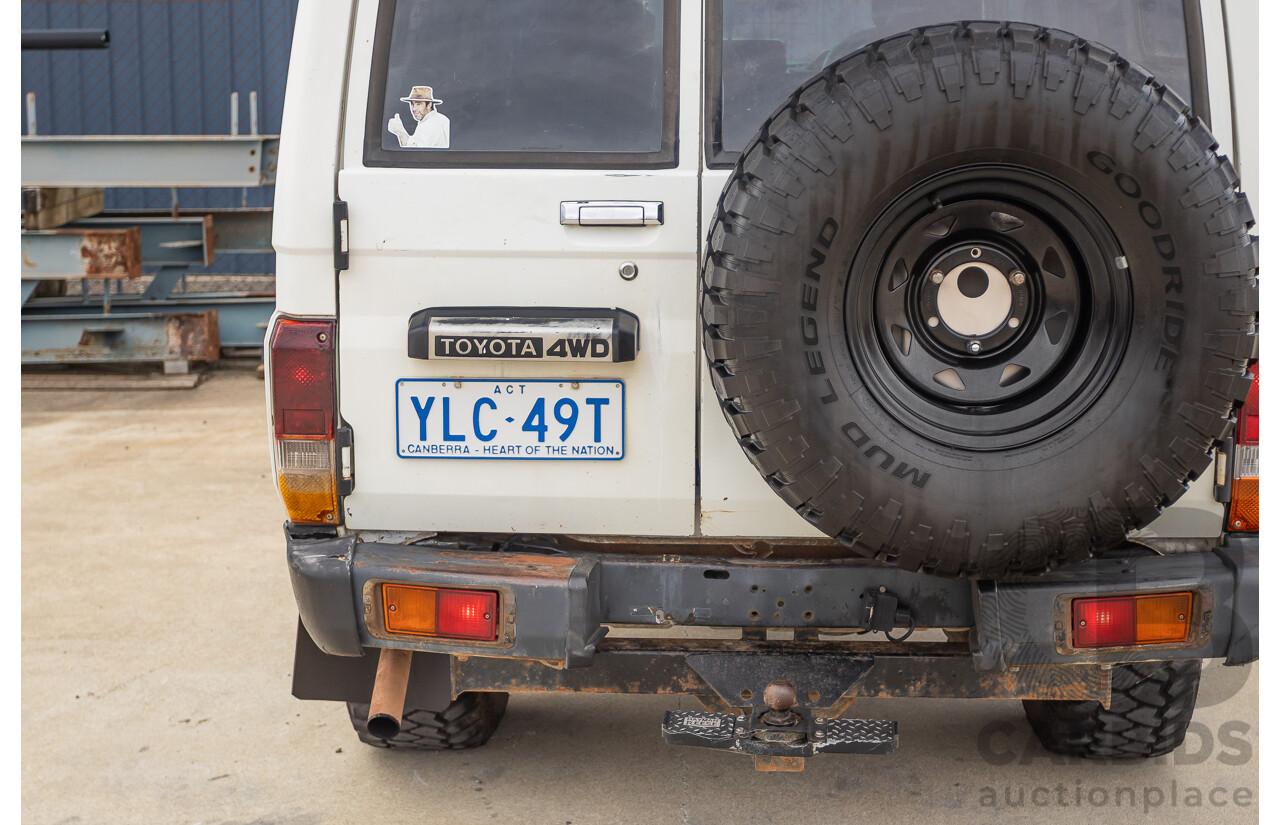 7/1992 Toyota Landcruiser Troopcarrier (4x4)  FJ75RV 2d Wagon White 4.0L