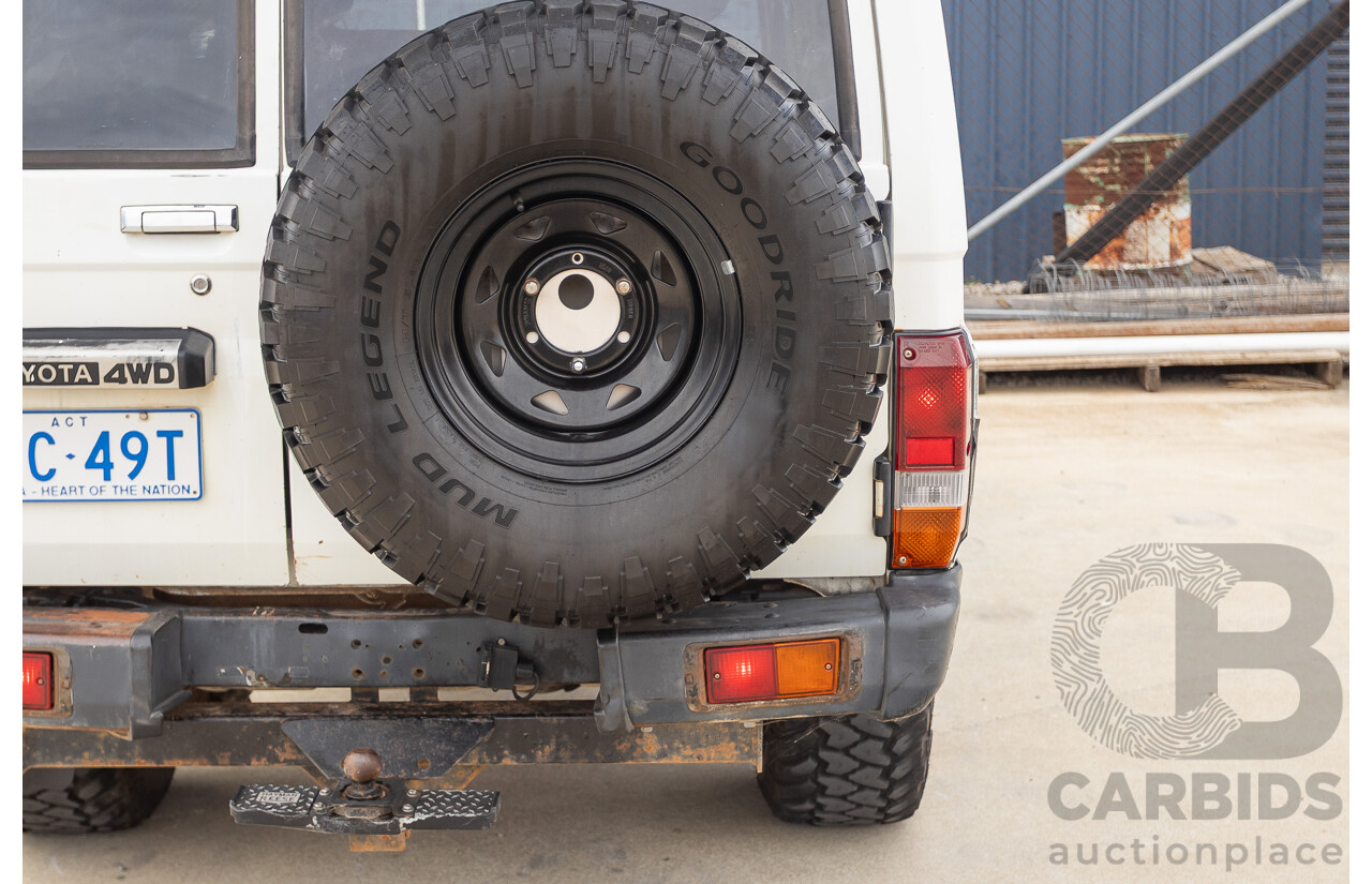 7/1992 Toyota Landcruiser Troopcarrier (4x4)  FJ75RV 2d Wagon White 4.0L