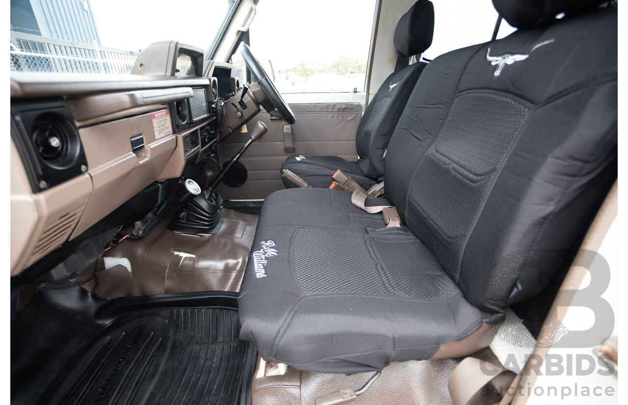 7/1992 Toyota Landcruiser Troopcarrier (4x4)  FJ75RV 2d Wagon White 4.0L