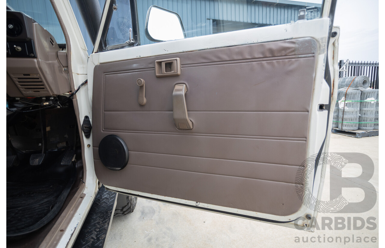 7/1992 Toyota Landcruiser Troopcarrier (4x4)  FJ75RV 2d Wagon White 4.0L