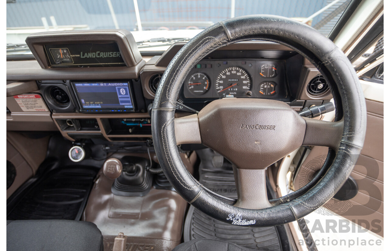 7/1992 Toyota Landcruiser Troopcarrier (4x4)  FJ75RV 2d Wagon White 4.0L