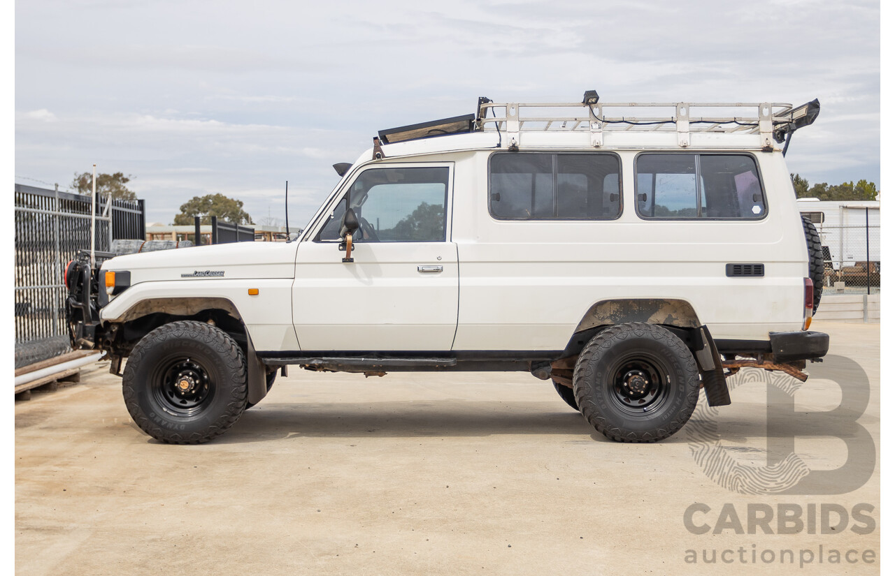 7/1992 Toyota Landcruiser Troopcarrier (4x4)  FJ75RV 2d Wagon White 4.0L