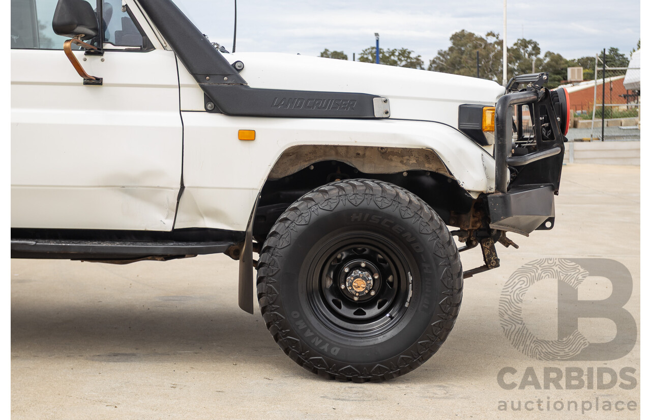 7/1992 Toyota Landcruiser Troopcarrier (4x4)  FJ75RV 2d Wagon White 4.0L