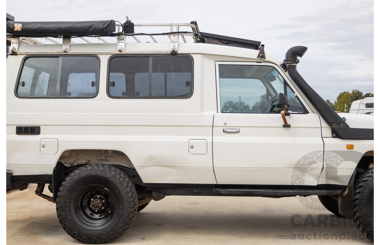 7/1992 Toyota Landcruiser Troopcarrier (4x4)  FJ75RV 2d Wagon White 4.0L
