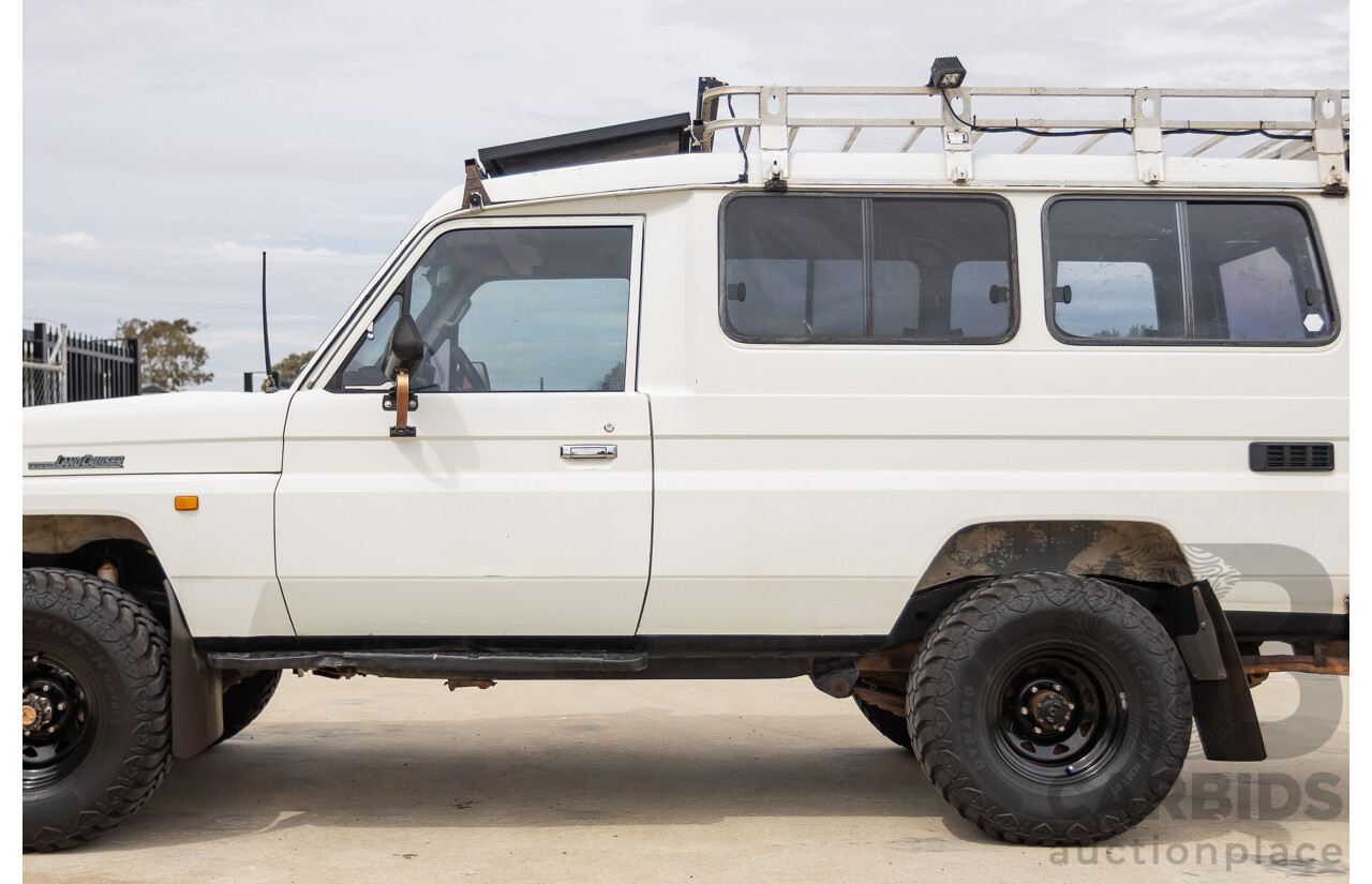 7/1992 Toyota Landcruiser Troopcarrier (4x4)  FJ75RV 2d Wagon White 4.0L