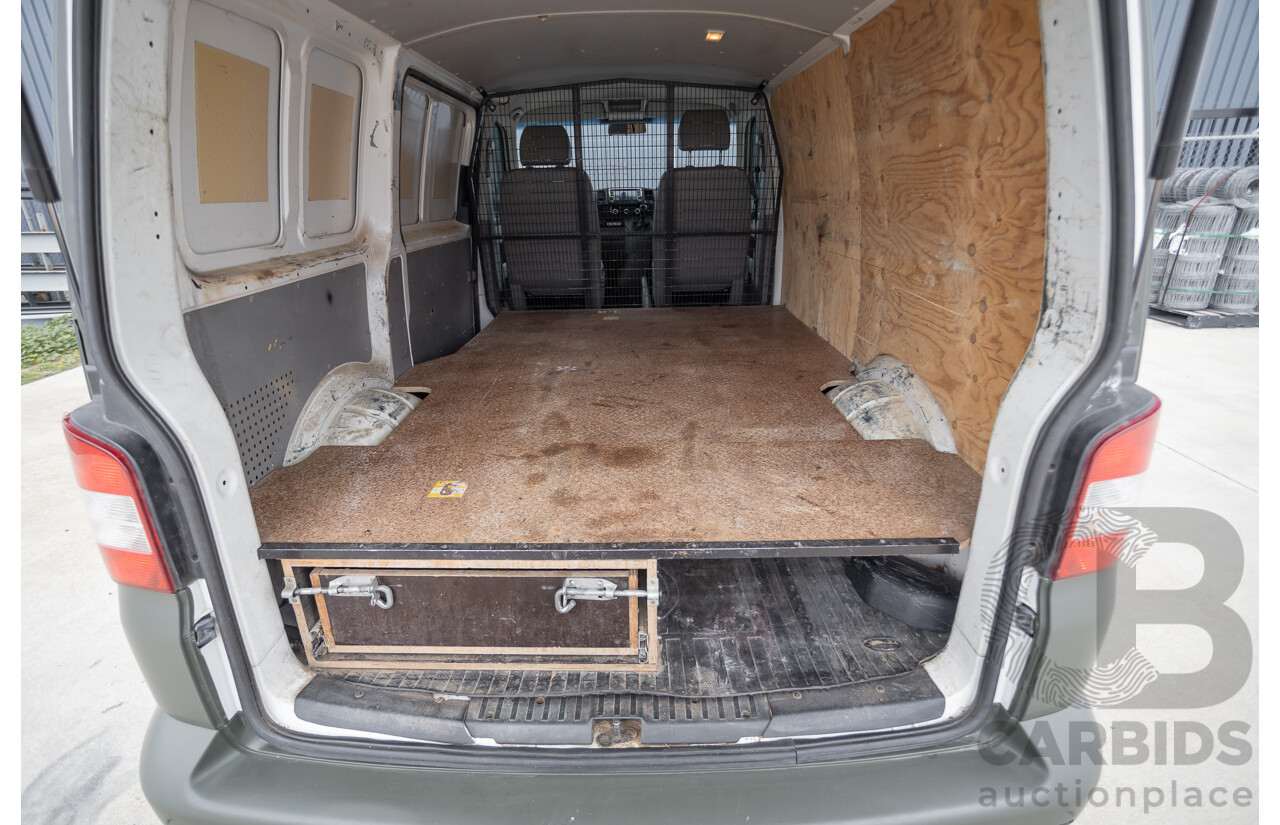 06/2014 Volkswagen Transporter TDI 250 SWB T5 MY14 Van White Matt Green (Wrapped) Turbo Diesel 2.0L